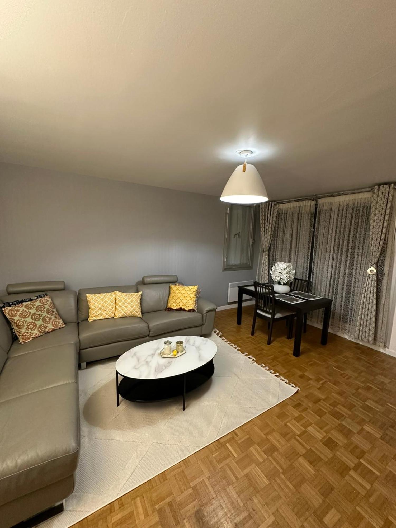 En Residence- * Clichy
